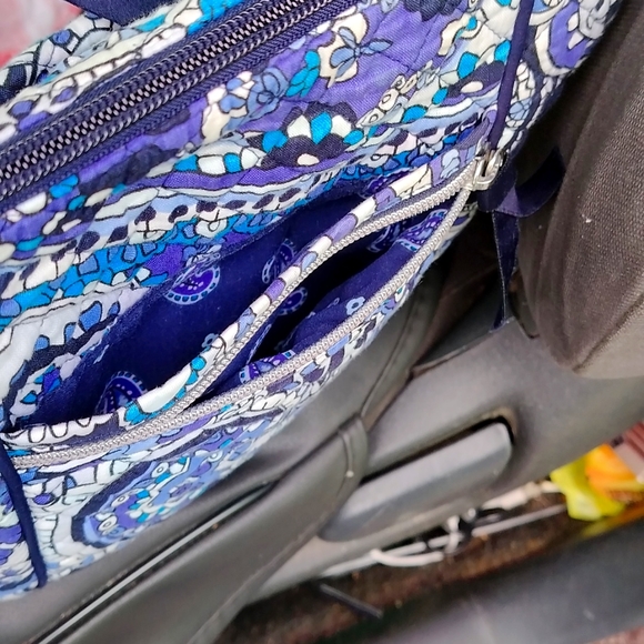 3/$30 NWOT Vera Bradley blue paisley purse with adjustable strap - Picture 4 of 10